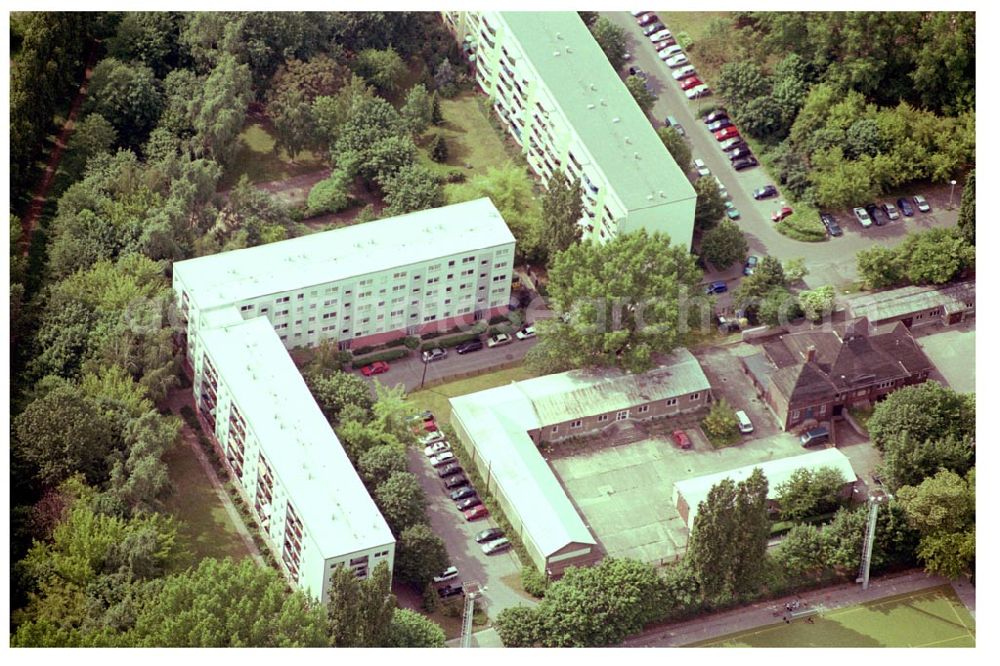 Aerial photograph Berlin Lichtenberg - 31.05.2004 Berlin Lichtenberg, Blick auf die Gebäude der Huronseestraße 88-102, 10319 Berlin, der PRIMA Wohnbau Gesellschaft, PRIMA Wohnbauten Privatisierungs-Managemant GmbH Lichtenberg, Kurfürstendamm 32, 10719 Berlin, Tel.: 212497-0, Fax.: 2110170,