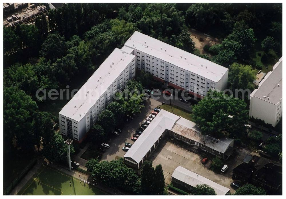 Berlin Lichtenberg from above - 31.05.2004 Berlin Lichtenberg, Blick auf die Gebäude der Huronseestraße 88-102, 10319 Berlin, der PRIMA Wohnbau Gesellschaft, PRIMA Wohnbauten Privatisierungs-Managemant GmbH Lichtenberg, Kurfürstendamm 32, 10719 Berlin, Tel.: 212497-0, Fax.: 2110170,