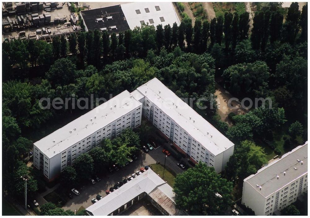 Berlin Lichtenberg from the bird's eye view: 31.05.2004 Berlin Lichtenberg, Blick auf die Gebäude der Huronseestraße 88-102, 10319 Berlin, der PRIMA Wohnbau Gesellschaft, PRIMA Wohnbauten Privatisierungs-Managemant GmbH Lichtenberg, Kurfürstendamm 32, 10719 Berlin, Tel.: 212497-0, Fax.: 2110170,