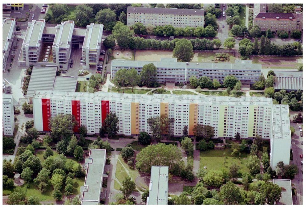 Berlin Lichtenberg from above - 30.05.2004 Berlin Lichtenberg, Blick auf die Gebäude der Rudolf-Seifert-Straße 6-24 und 13-29, 10369 Berlin, der PRIMA Wohnbau Gesellschaft, PRIMA Wohnbauten Privatisierungs-Managemant GmbH Lichtenberg, Kurfürstendamm 32, 10719 Berlin, Tel.: 212497-0, Fax.: 2110170,