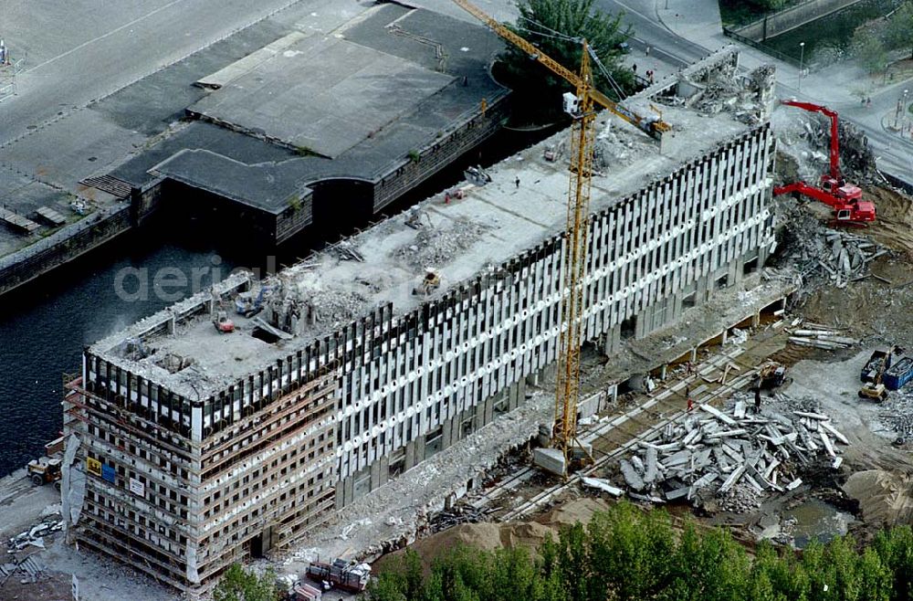 Berlin Mitte from the bird's eye view: 21.10.1995 Berlin, Abriß des DDR - Außenministeriums