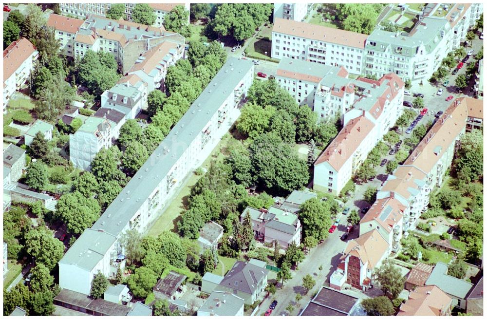 Berlin Lichtenberg from above - 31.05.2004 Berlin Lichtenberg, Blick auf die Gebäude der Stienitzseestraße 27, 12489 Berlin, Adlershof, der PRIMA Wohnbau Gesellschaft, PRIMA Wohnbauten Privatisierungs-Managemant GmbH Lichtenberg, Kurfürstendamm 32, 10719 Berlin, Tel.: 212497-0, Fax.: 2110170,