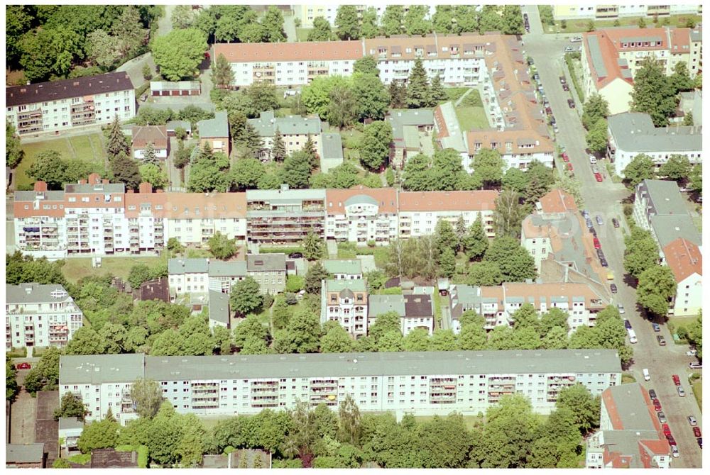 Berlin Lichtenberg from above - 31.05.2004 Berlin Lichtenberg, Blick auf die Gebäude der Stienitzseestraße 27, 12489 Berlin, Adlershof, der PRIMA Wohnbau Gesellschaft, PRIMA Wohnbauten Privatisierungs-Managemant GmbH Lichtenberg, Kurfürstendamm 32, 10719 Berlin, Tel.: 212497-0, Fax.: 2110170,