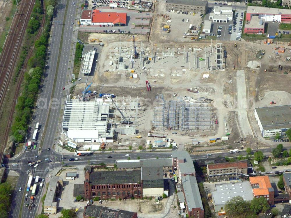 Aerial photograph Berlin - Berlin Adlershof Blick auf die Baustelle des neuen OBI Marktes am Adlesgestell in Berlin Adlershof (Gelände des Ehemaligen IFA Spezial Fahrzeugwerkes)