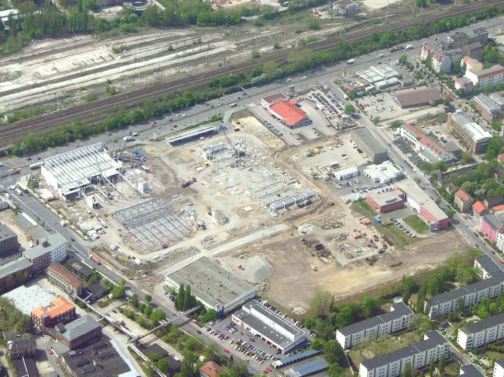 Aerial photograph Berlin - Berlin Adlershof Blick auf die Baustelle des neuen OBI Marktes am Adlesgestell in Berlin Adlershof (Gelände des Ehemaligen IFA Spezial Fahrzeugwerkes)