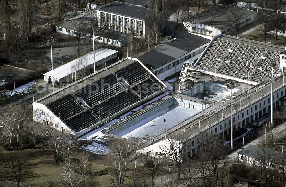 Aerial image Berlin Friedrichshain - 20.12.1995 Berlin, altes Schwimmstadion im Volkspark Friedrichshain