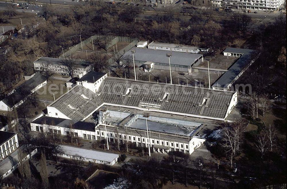 Aerial photograph Berlin Friedrichshain - 20.12.1995 Berlin, altes Schwimmstadion im Volkspark Friedrichshain