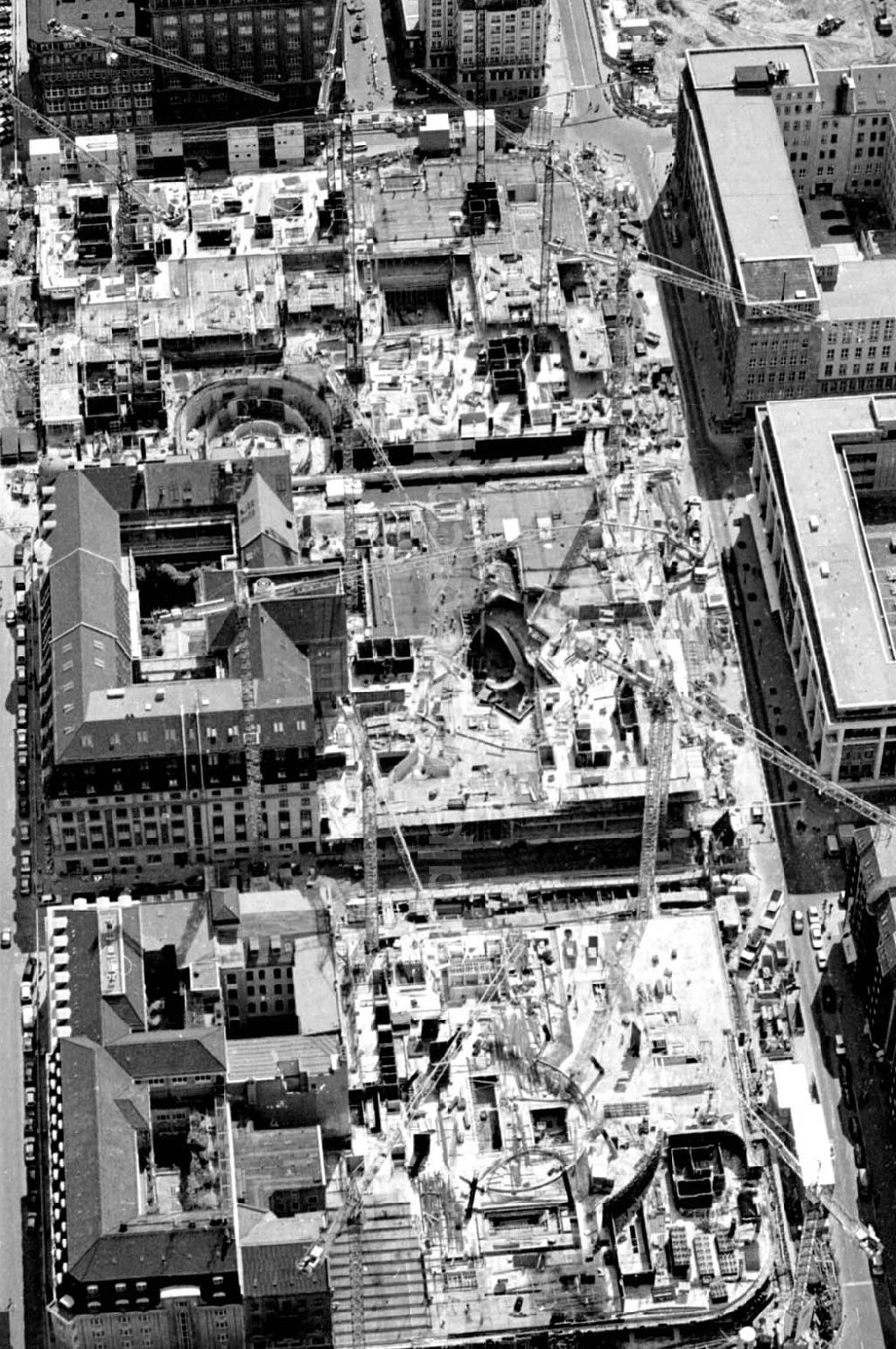 Berlin from the bird's eye view: 02.10.1994 Berlin Bau der Friedrichstadtpassagen