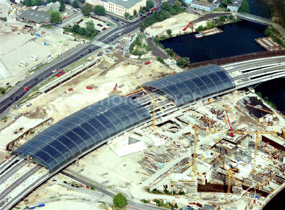 Berlin - Tiergarten from the bird's eye view: 02.09.2002 Berlin Baustelle Lehrter Bahnhof am Regierungsviertel im Tiergarten.