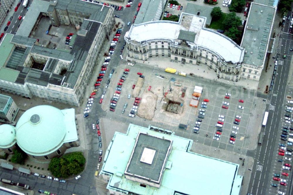 Berlin from above - 02.10.1994 Berlin Bebelplatz Errichtung der Unterirdischen Gedenkbibliothek