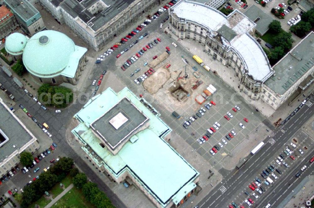 Berlin from the bird's eye view: 02.10.1994 Berlin Bebelplatz Errichtung der Unterirdischen Gedenkbibliothek