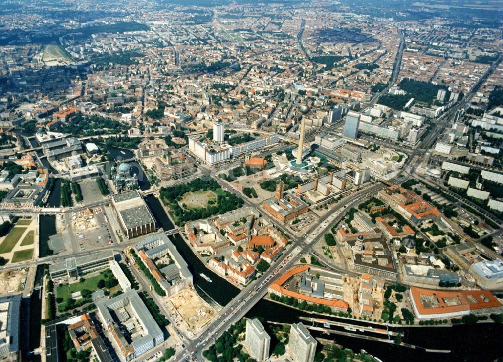 Aerial image Berlin - Stadtansicht auf die Mitte Berlins. Zu sehen sind der Fernsehturm und der Alexanderplatz, das Rote Rathaus der Berliner Dom und die Museumsinsel, das Nikolaiviertel und die Straße Unter den Linden.