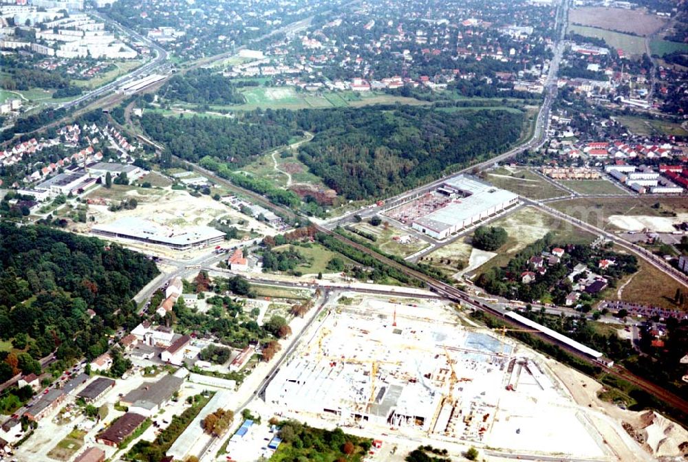 Berlin - Biesdorf from above - 23.08.2002 Berlin - Biesdord Bau des Kaufland - Einkaufscenters an der B1 am Entwicklungsgebiet in Biesdorf - Süd.