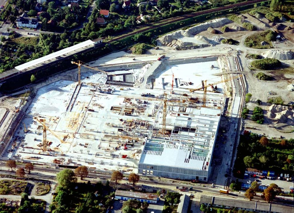 Berlin - Biesdorf from above - 02.09.2002 Berlin-Biesdorf Bau des Kaufland-Einkaufhauses am S-Bahnhof Berlin Biesdorf