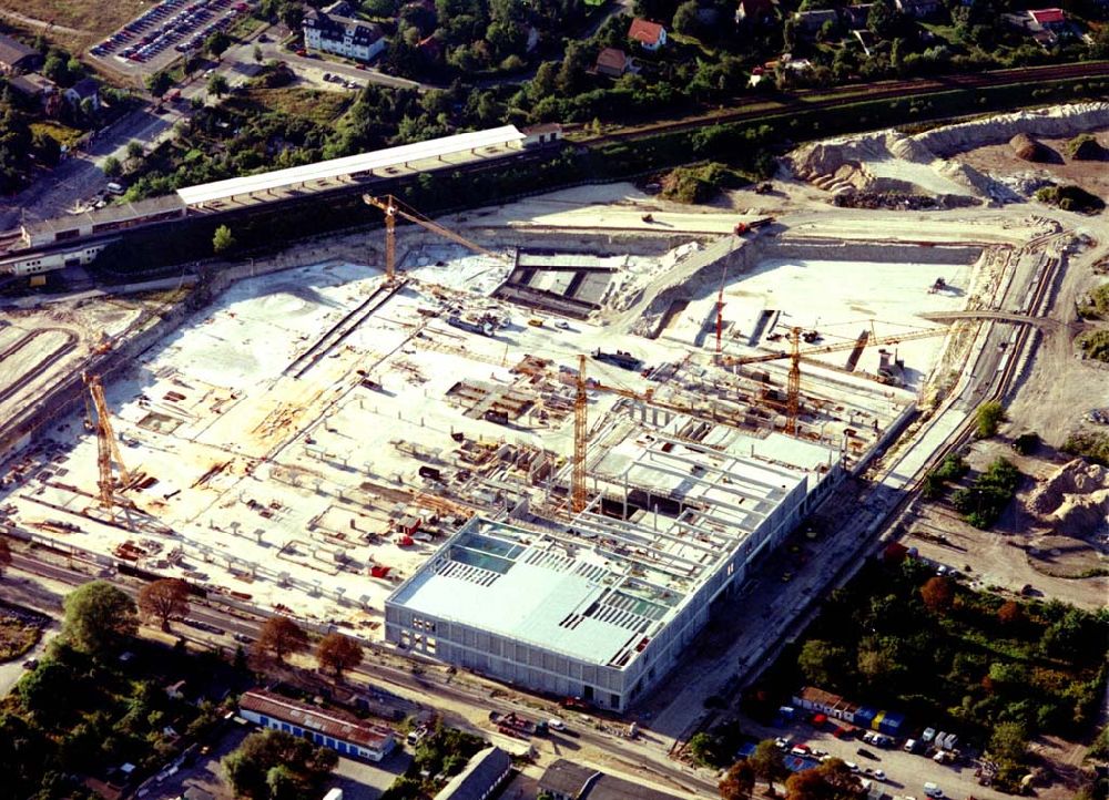 Berlin - Biesdorf from the bird's eye view: 02.09.2002 Berlin-Biesdorf Bau des Kaufland-Einkaufhauses am S-Bahnhof Berlin Biesdorf