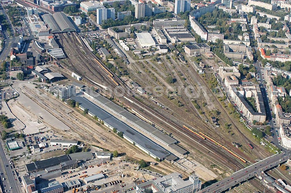 Aerial photograph Berlin / Friedrichshain - Blick auf das Gelände des alten Güter- und Rangierbahnhofes am S-Bahnhof Warschauer Straße.