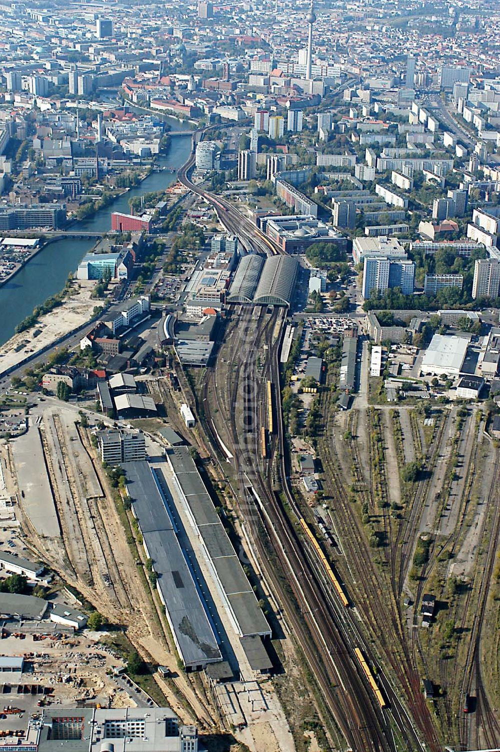 Berlin / Friedrichshain from above - Blick auf das Gelände des alten Güter- und Rangierbahnhofes am S-Bahnhof Warschauer Straße.