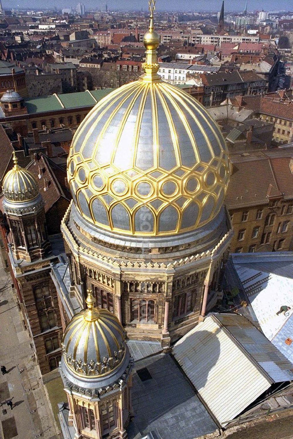 Aerial photograph Berlin - Blick auf die Neue Synagoge in der Oranienburger Straße.