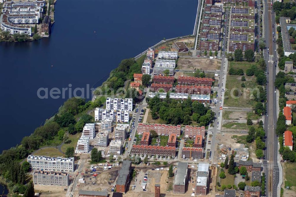 Aerial image Berlin - Blick auf die Wohnhäuser an der Rummelsburger Bucht mit Blick auf den Rummelsburger. Telefon: 030.35 59 01-0;Telefax: 030.35 59 01-99;E-mail: zentrale@wasserstadt.de