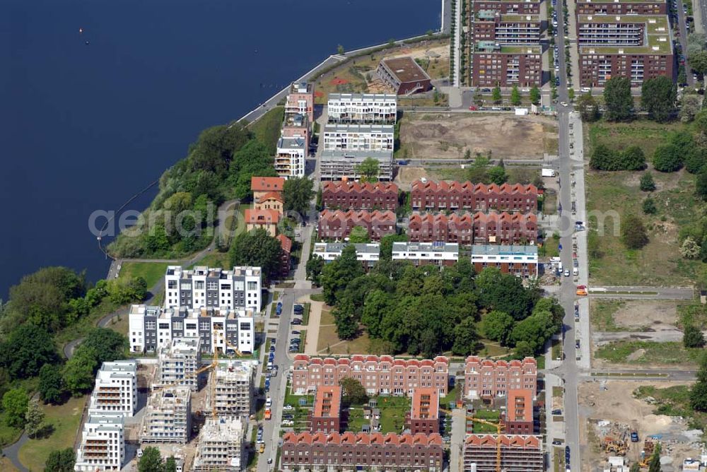 Aerial photograph Berlin - Blick auf die Wohnhäuser an der Rummelsburger Bucht mit Blick auf den Rummelsburger. Telefon: 030.35 59 01-0;Telefax: 030.35 59 01-99;E-mail: zentrale@wasserstadt.de