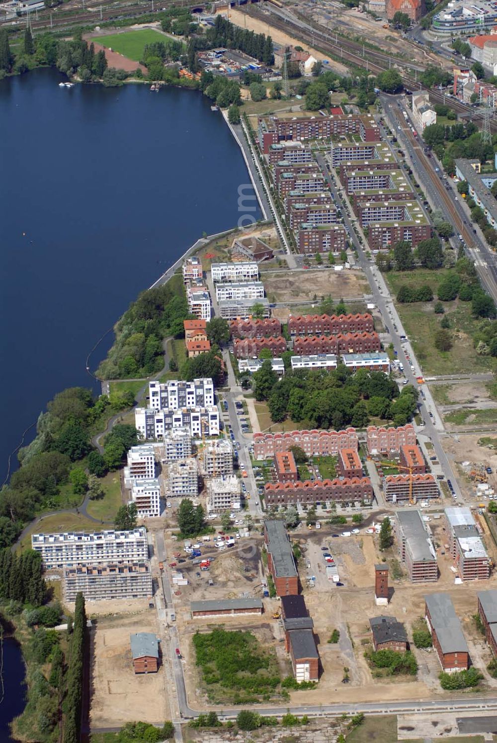 Berlin from above - Blick auf die Wohnhäuser an der Rummelsburger Bucht mit Blick auf den Rummelsburger. Telefon: 030.35 59 01-0;Telefax: 030.35 59 01-99;E-mail: zentrale@wasserstadt.de