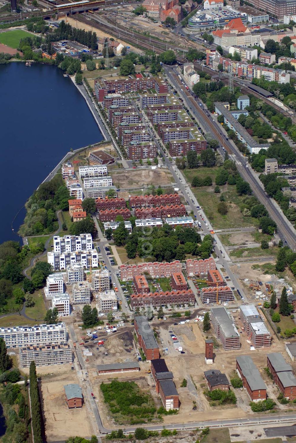 Berlin from the bird's eye view: Blick auf die Wohnhäuser an der Rummelsburger Bucht mit Blick auf den Rummelsburger. Telefon: 030.35 59 01-0;Telefax: 030.35 59 01-99;E-mail: zentrale@wasserstadt.de