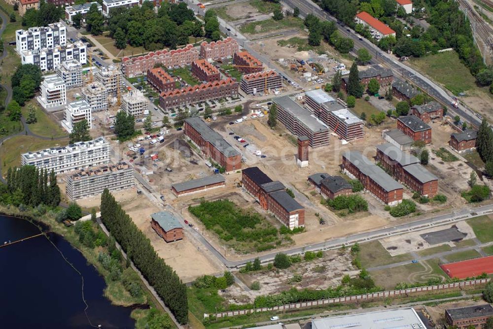 Aerial photograph Berlin - Blick auf die Wohnhäuser an der Rummelsburger Bucht mit Blick auf den Rummelsburger. Telefon: 030.35 59 01-0;Telefax: 030.35 59 01-99;E-mail: zentrale@wasserstadt.de