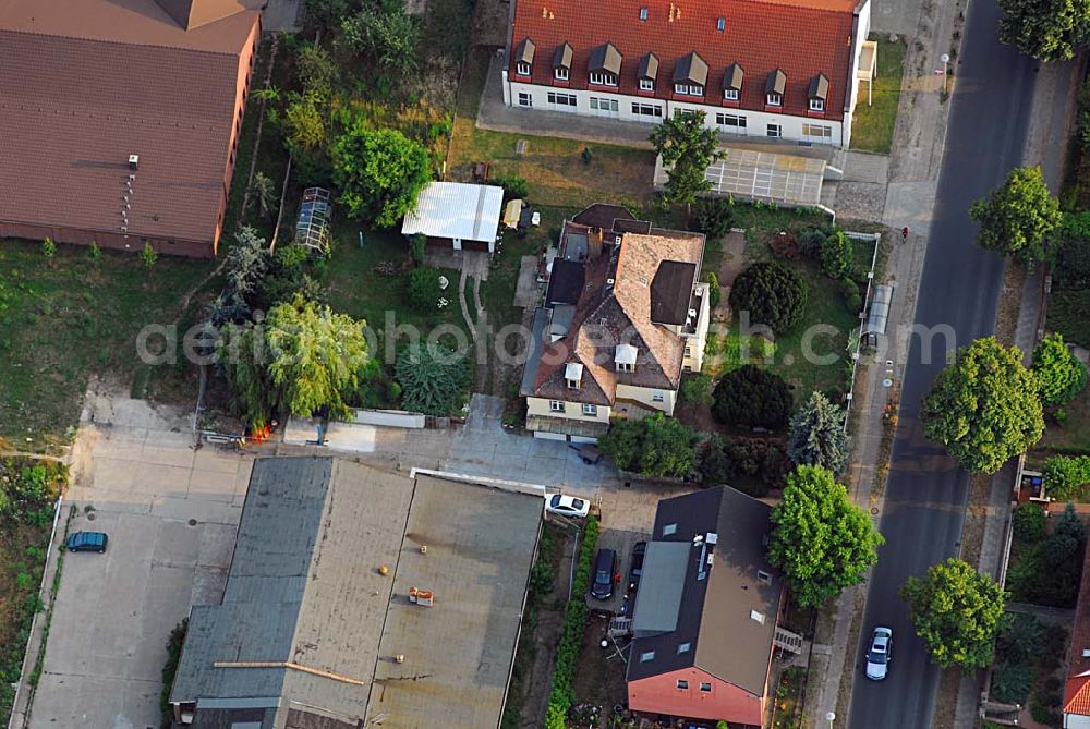 Aerial photograph Berlin - Falkenberg - Blick auf die Wohnanlage von Ronald und Margit Krai an der Lindenberger Straße 10 in Berlin-Falkenberg