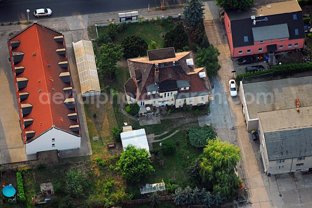 Aerial photograph Berlin - Falkenberg - Blick auf die Wohnanlage von Ronald und Margit Krai an der Lindenberger Straße 10 in Berlin-Falkenberg