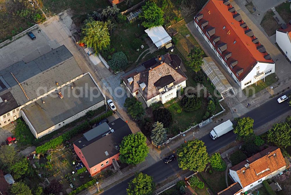 Aerial photograph Berlin - Falkenberg - Blick auf die Wohnanlage von Ronald und Margit Krai an der Lindenberger Straße 10 in Berlin-Falkenberg