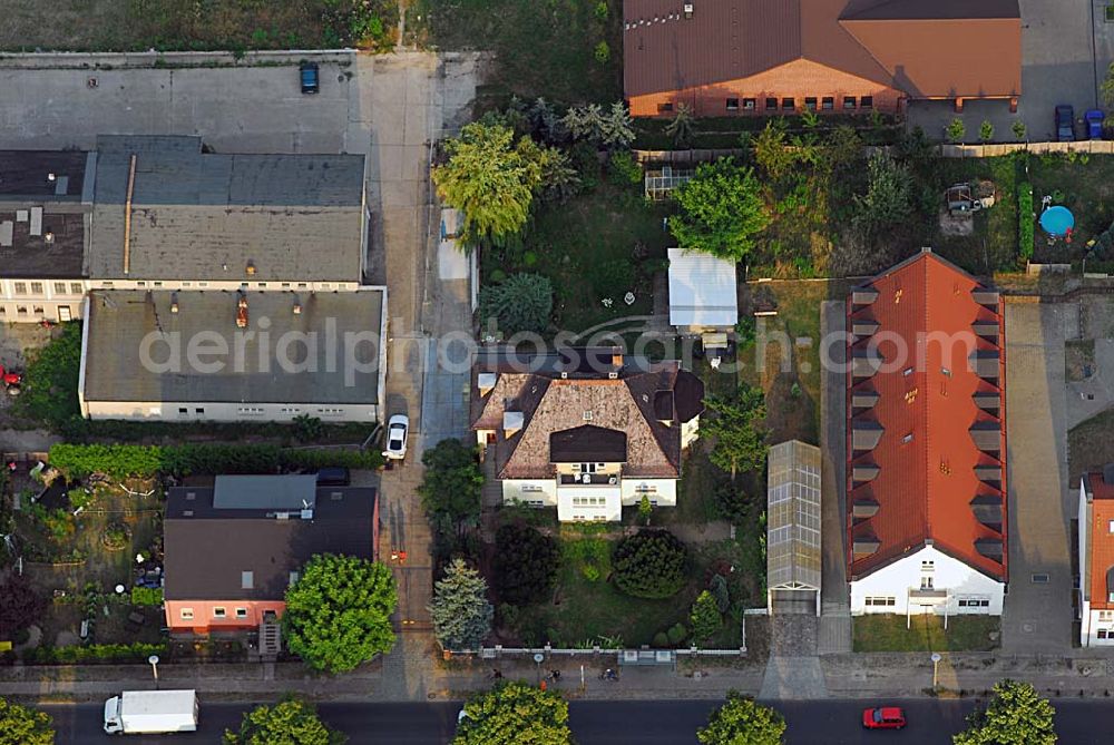 Berlin - Falkenberg from the bird's eye view: Blick auf die Wohnanlage von Ronald und Margit Krai an der Lindenberger Straße 10 in Berlin-Falkenberg