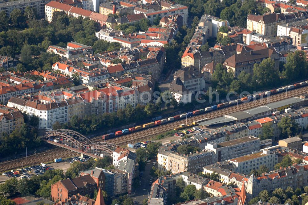 Berlin from the bird's eye view: Blick auf ein Wohngebiet an der Herthabrücke in Berlin-Neukölln