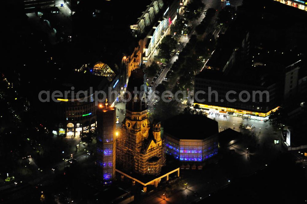 Aerial photograph Berlin - Nachtaufnahme: Blick auf die Kaiser-Wilhelm-Gedächtniskirche am Breitscheidplatz mit Beleuchtung anläßlich des Festival of Lights. Der Breitscheidplatz liegt in Charlottenburg im Berliner Bezirk Charlottenburg-Wilmersdorf zwischen Kurfürstendamm und Budapester Straße (City West). Night Shot: The Kaiser Wilhelm Memorial Church at the square Breitscheidplatz with illumination at the Festival of Lights.