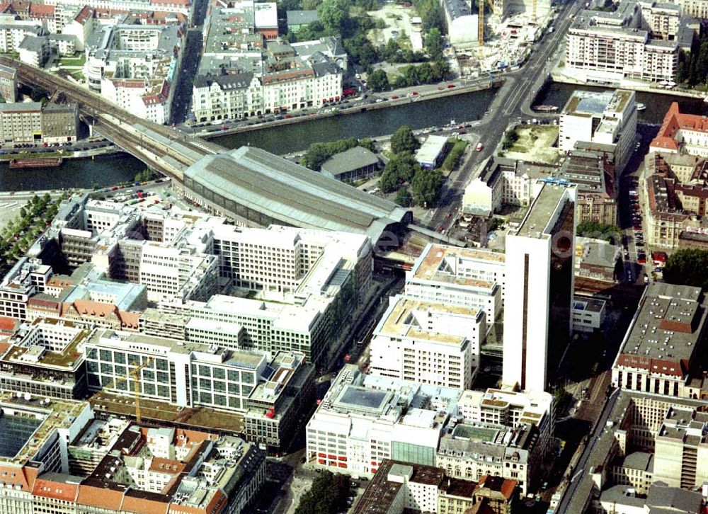 Aerial photograph Berlin - 02.09.2002 Berlin Büro- und Geschäftshäuser am S-Bahnhof-Friedrichstraße