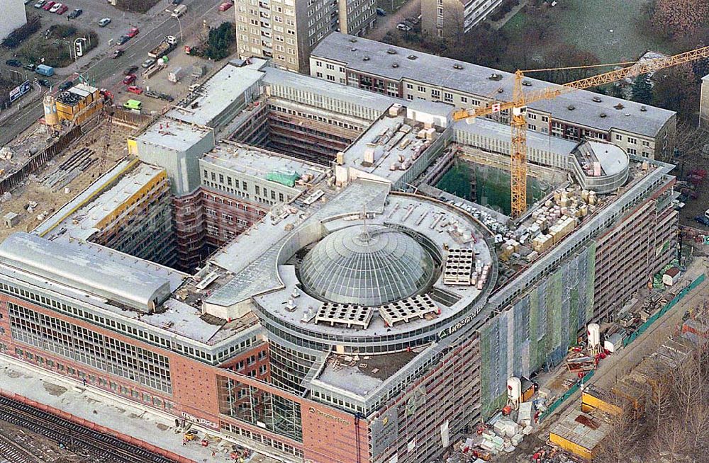 Aerial photograph Berlin-Friedrichshain - 21..12.1995 Berlin, Bürohaus Dresdner Bank am Hauptbahnhof