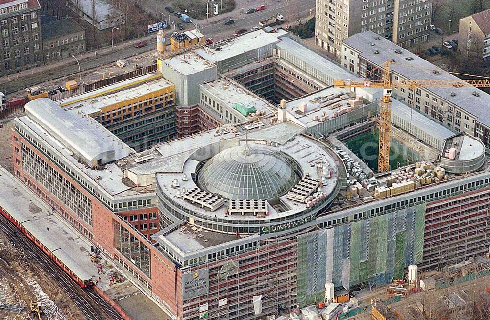 Berlin-Friedrichshain from above - 21..12.1995 Berlin, Bürohaus Dresdner Bank am Hauptbahnhof