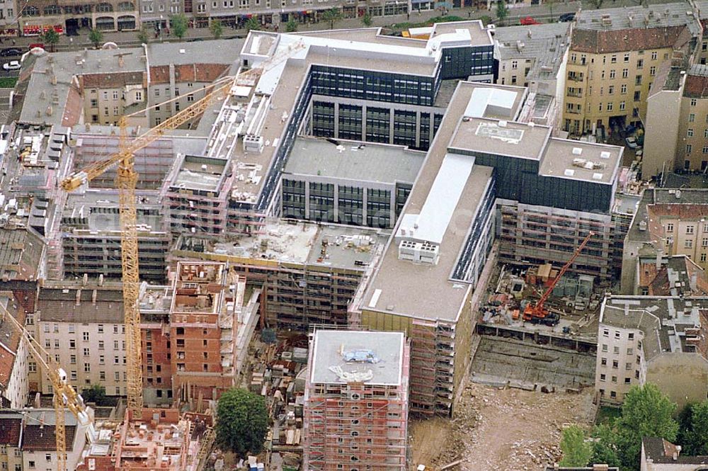 Berlin-Friedrichshain from above - 21.09.1995 Berlin, Bürohaus Neubau Frankfurter Allee / Bayerische Hausbau