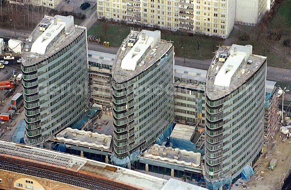 Berlin from the bird's eye view: 21.12.1995 Berlin, Bürohaus (3 Schiffe) an der Jannowitzbrücke