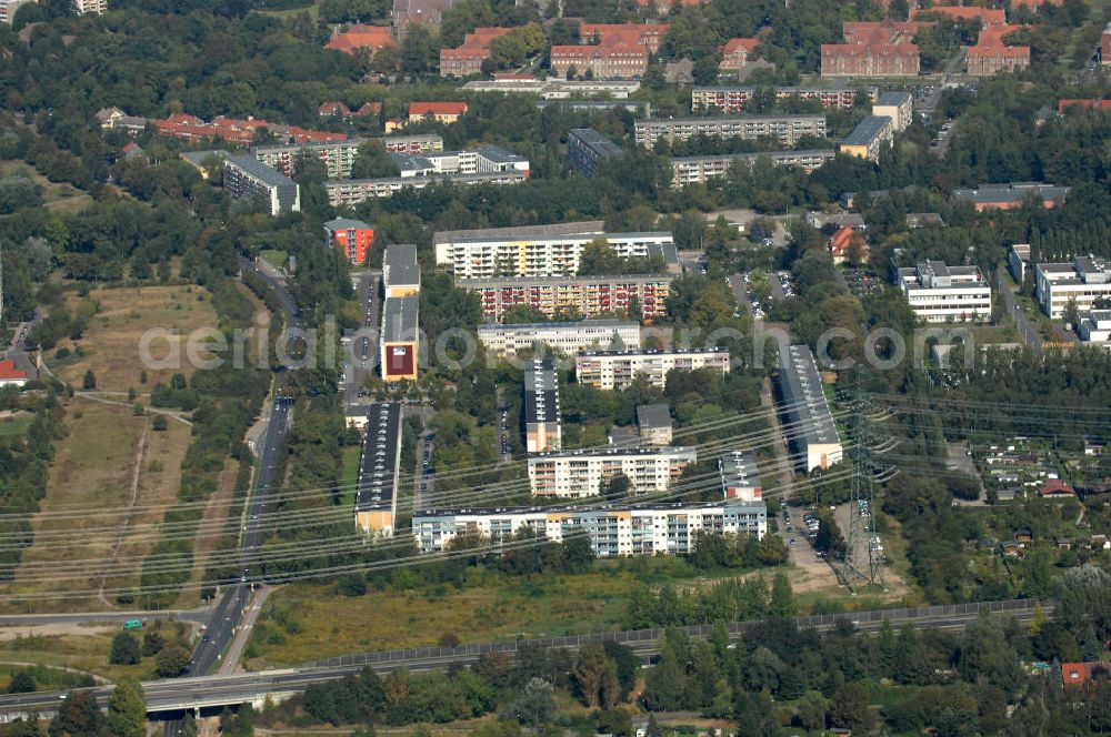 Aerial image Berlin - Blick über den Berliner Ring / Autobahn A 10 / E55 durch Stromleitungen / Strommast auf Mehrfamilienhäuser / Plattenbauten an der Karower Chaussee in Buch.