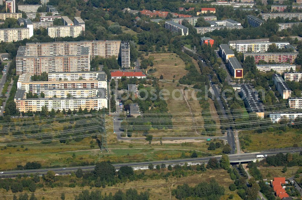 Berlin from the bird's eye view: Blick über den Berliner Ring / Autobahn A 10 / E55 durch Stromleitungen / Strommast auf Mehrfamilienhäuser / Plattenbauten an der Karower Chaussee und der Friedrich-Richter-Straße in Buch.