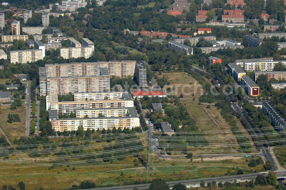 Aerial image Berlin - Blick über den Berliner Ring / Autobahn A 10 / E55 durch Stromleitungen / Strommast auf Mehrfamilienhäuser / Plattenbauten an der Karower Chaussee und der Friedrich-Richter-Straße in Buch.