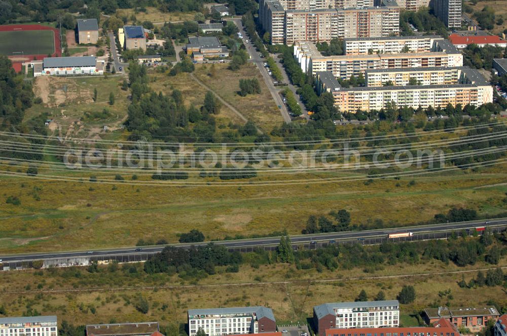 Aerial image Berlin - Blick über den Berliner Ring / Autobahn A 10 / E55 durch Stromleitungen / Strommast auf Mehrfamilienhäuser / Plattenbauten an der Friedrich-Richter-Straße und die Marianne-Buggenhagen-Schule für Körperbehinderte in Buch.