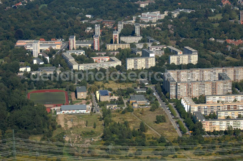 Aerial photograph Berlin - Blick durch Stromleitungen / Strommast auf Mehrfamilienhäuser / Plattenbauten an der Friedrich-Richter-Straße und die Marianne-Buggenhagen-Schule für Körperbehinderte und Plattenbauten an der Walter-Friedrichstraße Ecke Groscurthstraße in Buch.