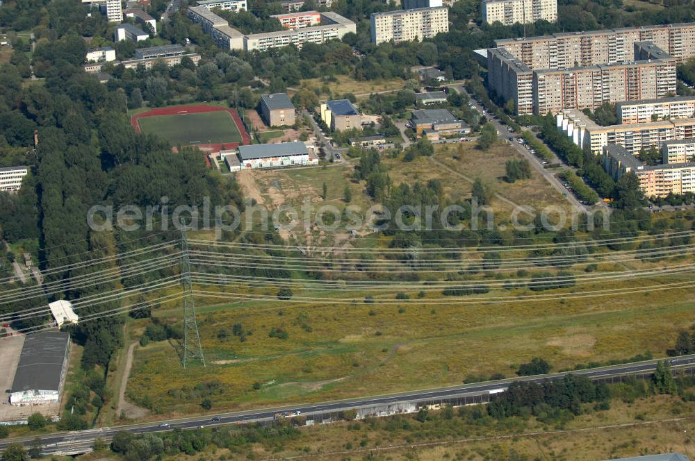 Aerial photograph Berlin - Blick über den Berliner Ring / Autobahn A 10 / E55 durch Stromleitungen / Strommast auf Mehrfamilienhäuser / Plattenbauten an der Friedrich-Richter-Straße und die Marianne-Buggenhagen-Schule für Körperbehinderte in Buch.