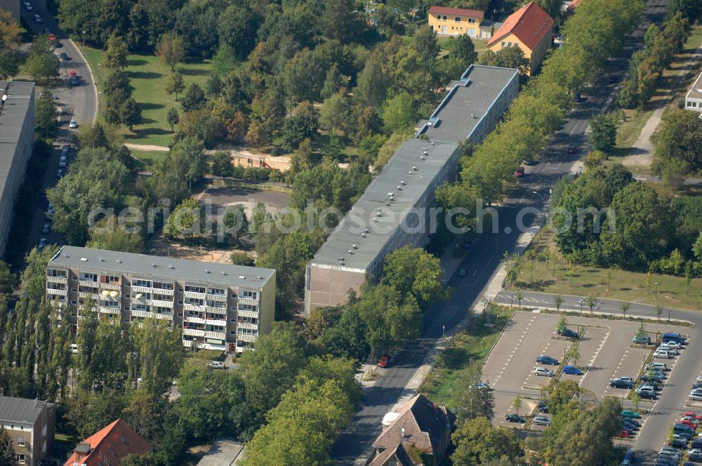 Berlin from above - Blick auf Mehrfamilienhäuser / Plattenbau am Lindenberger Weg Ecke Georg-Benjamin-Straße Ecke Theodor-Brugsch-Straße in Berlin-Buch.