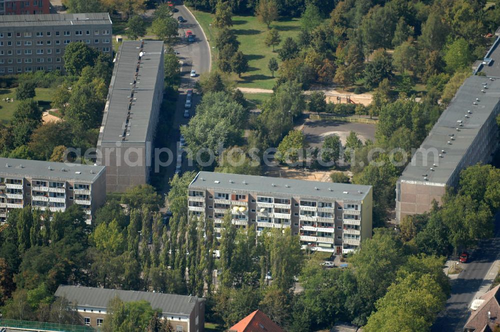 Berlin from the bird's eye view: Blick auf Mehrfamilienhäuser / Plattenbau am Lindenberger Weg Ecke Georg-Benjamin-Straße Ecke Theodor-Brugsch-Straße in Berlin-Buch.