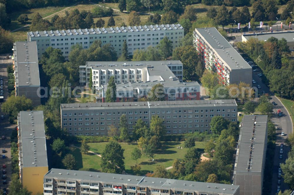 Aerial image Berlin - Blick auf Mehrfamilienhäuser / Plattenbau an der Georg-Benjamin-Straße Ecke Theodor-Brugsch-Straße in Berlin-Buch. Innherhalb des Gebäudekomplexes befindet sich das Paritätisches Seniorenwohnen / Altenheim / Pflegeheim am Rosengarten.