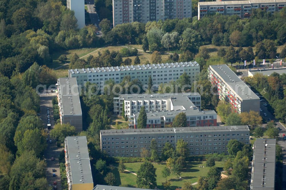 Aerial photograph Berlin - Blick auf Mehrfamilienhäuser / Plattenbau an der Georg-Benjamin-Straße Ecke Theodor-Brugsch-Straße in Berlin-Buch. Innherhalb des Gebäudekomplexes befindet sich das Paritätisches Seniorenwohnen / Altenheim / Pflegeheim am Rosengarten.