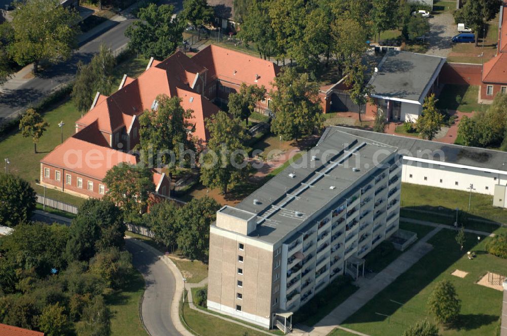 Berlin from above - Blick über ein Mehrfamilienhaus / Plattenbau am Lindenberger Weg auf das Krankenhaus des Maßregelvollzugs / Forensik Abteilung IV in Berlin-Buch.