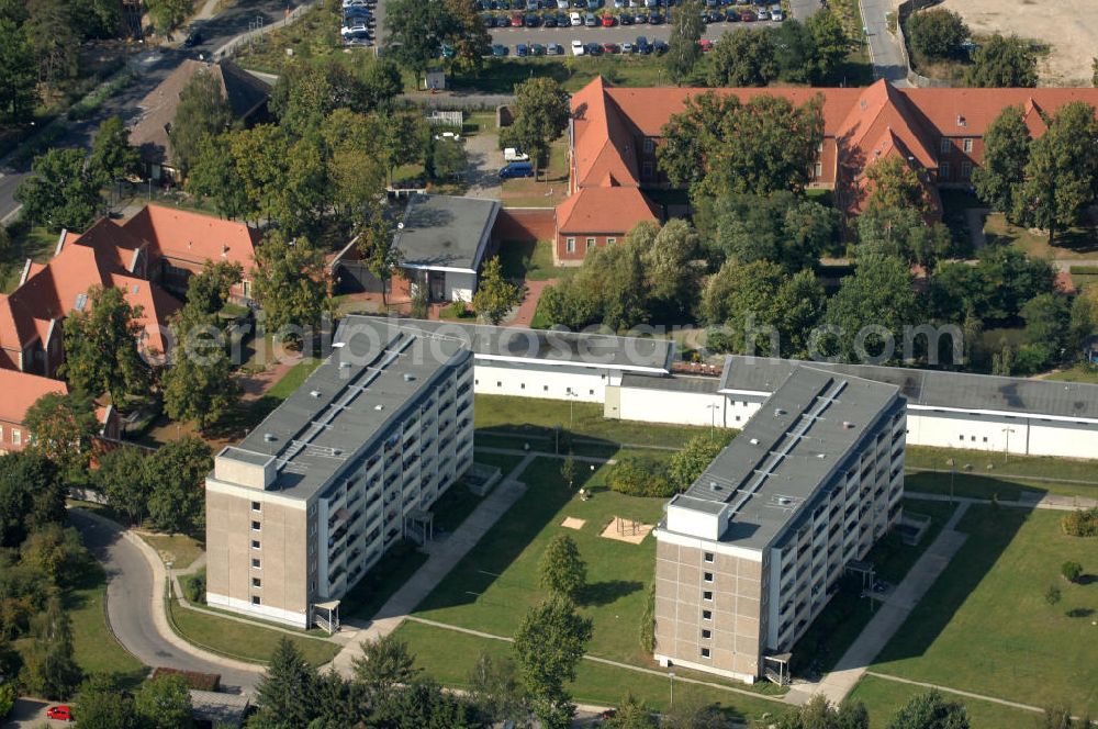 Berlin from the bird's eye view: Blick über Mehrfamilienhäuser / Plattenbau am Lindenberger Weg auf das Krankenhaus des Maßregelvollzugs / Forensik Abteilung IV in Berlin-Buch.